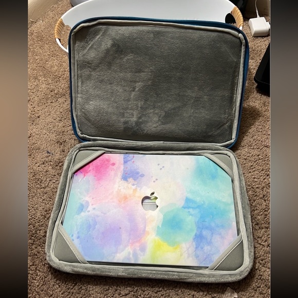 MacBook Pro 13in Case, Keyboard Skin and Soft Carrier - Picture 3 of 4